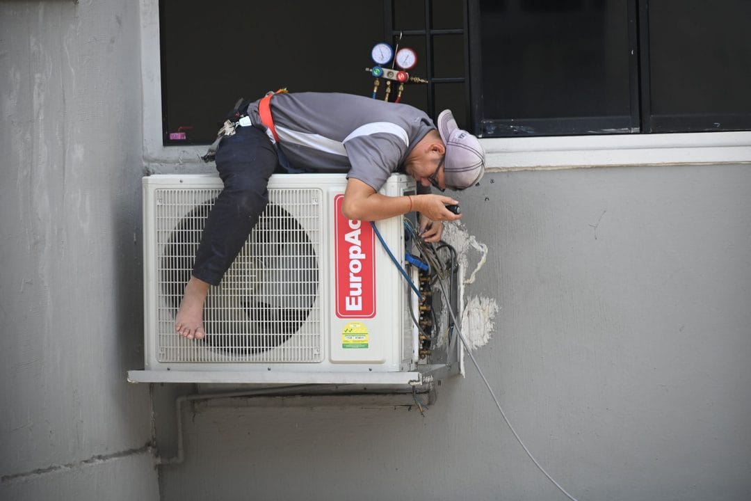 Instalar aire acondicionado en casa en junio de 2026: frigorías, gas R32 y los errores de instalación que lo estropean