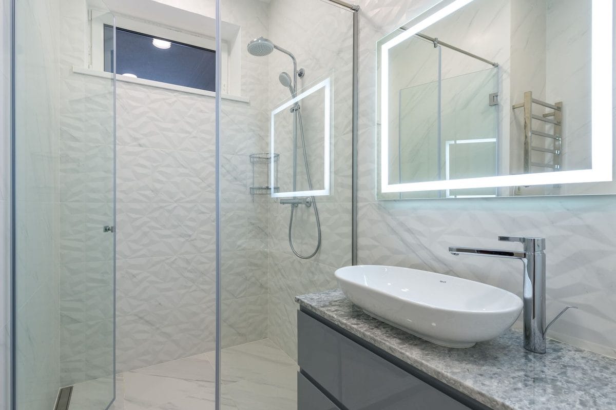 Cambiar la bañera por un plato de ducha en 2026: pasos, precios reales y los errores que acaban en fugas