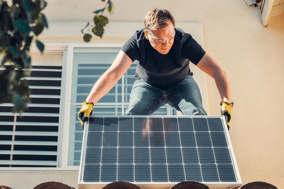 Instalar placas solares en casa en 2026: potencia necesaria, ayudas autonómicas y los errores de instalación que retrasan la conexión a la red