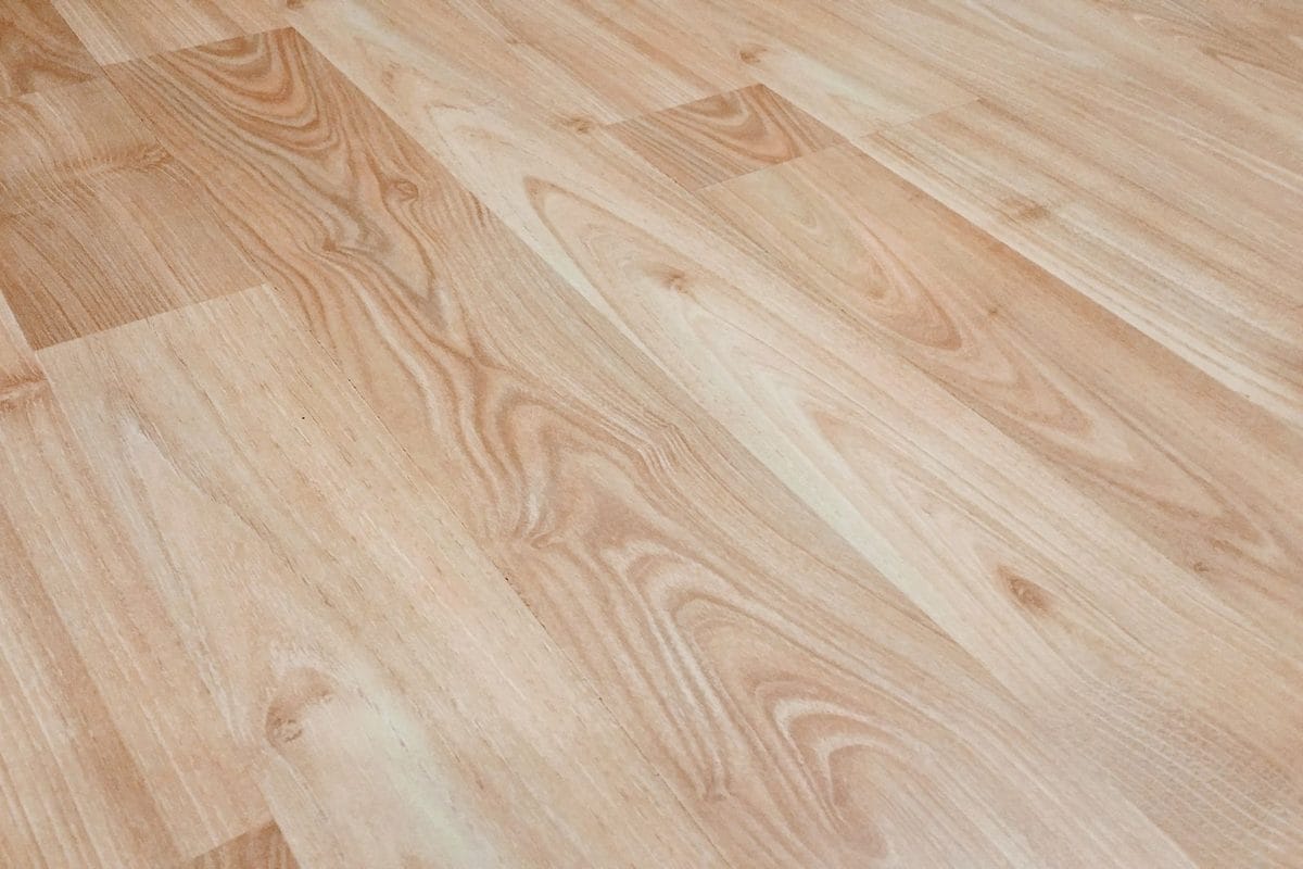 Cambiar el suelo de casa: laminado, vinílico o tarima maciza en 2026