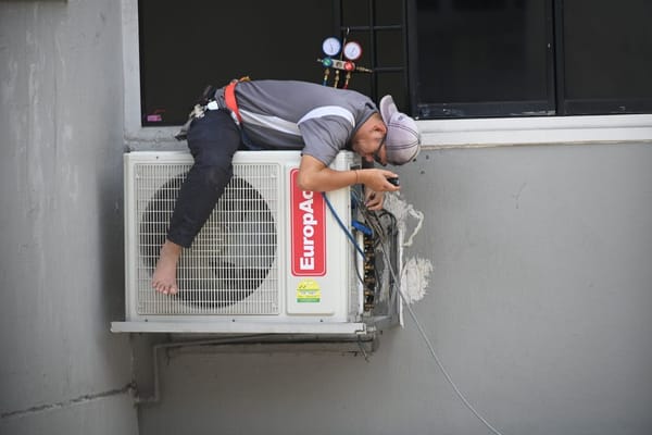 Instalar aire acondicionado en casa en junio de 2026: frigorías, gas R32 y los errores de instalación que lo estropean