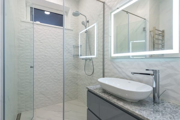 Cambiar la bañera por un plato de ducha en 2026: pasos, precios reales y los errores que acaban en fugas