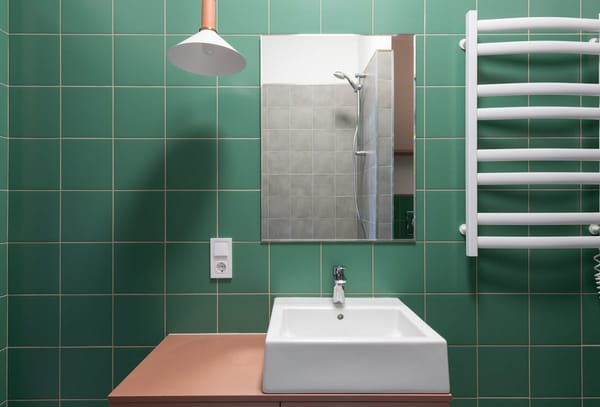 Cómo alicatar una pared de baño o cocina en 2026: el replanteo, el cemento cola correcto y los errores que la dejan torcida