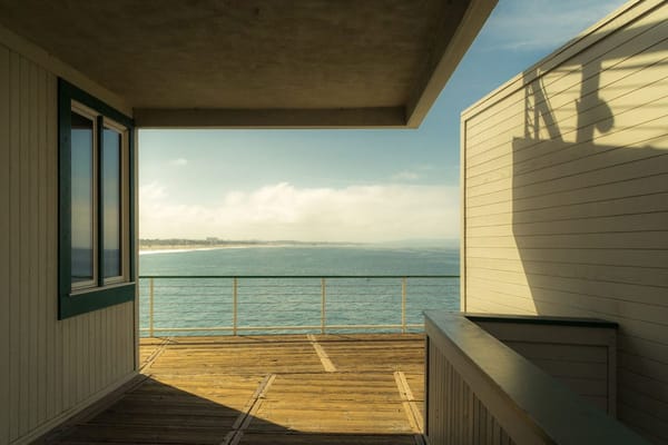 Tarima de exterior para la terraza en 2026: madera, composite o porcelánico, y el error de debajo que lo estropea todo
