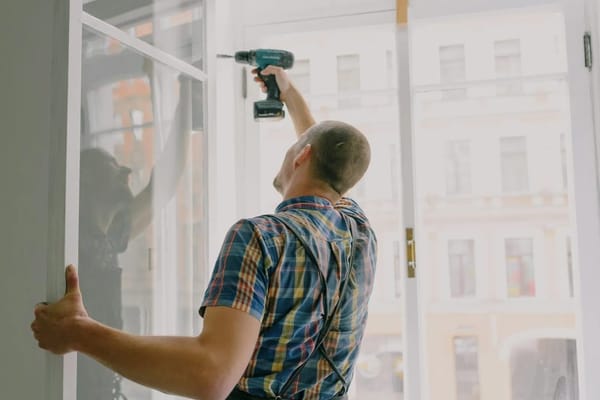 Cambiar las ventanas en verano 2026: PVC, aluminio con rotura de puente térmico y el vidrio que de verdad frena el calor