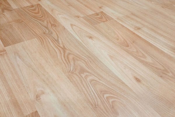 Cambiar el suelo de casa: laminado, vinílico o tarima maciza en 2026