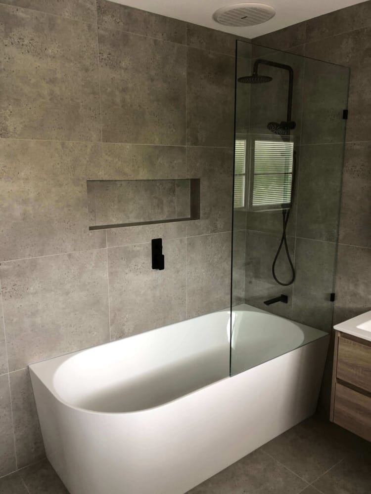 Reforma de baño pequeño: ideas reales para ganar espacio y luz natural