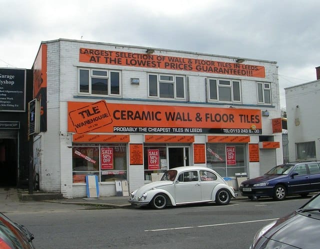 Azulejos vs. porcelánico: cuál elegir según el tipo de habitación y el uso